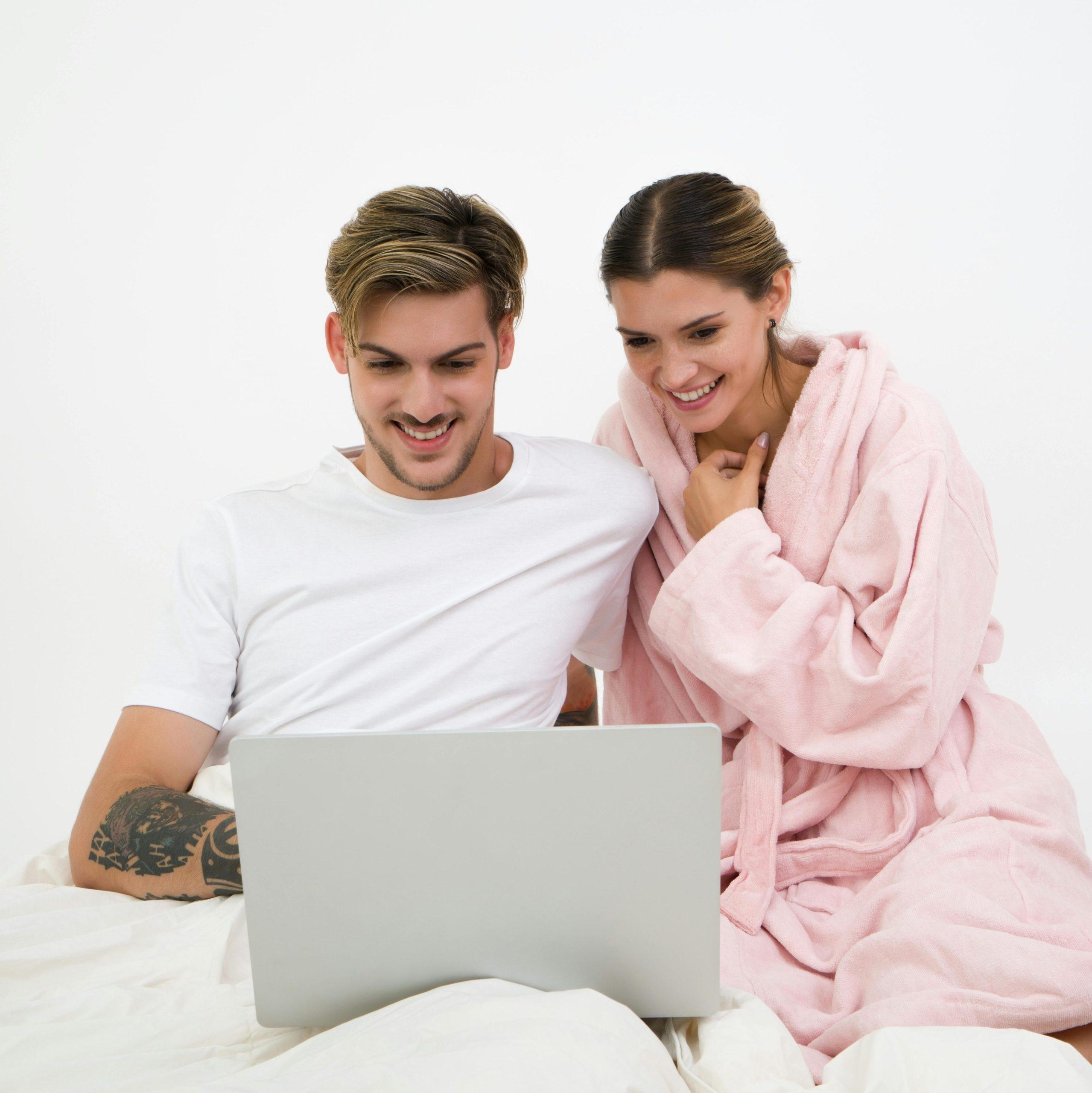 Pariskunta iloisena tietokoneella